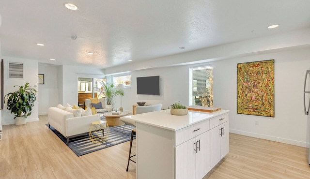 LCF - Downtown SLC Townhome - 2 King Suites - Sofa Bed - 2.5BA - 2-Car Garage in Salt Lake City