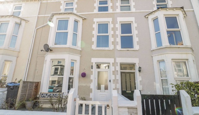 LISBOA, pet friendly, character holiday cottage in Llandudno in Llandudno