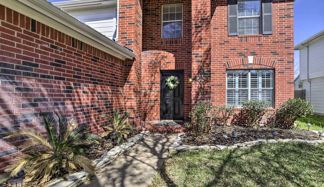 Luxe Home 30 Miles to Houston w/Pool & Grill in Cypress