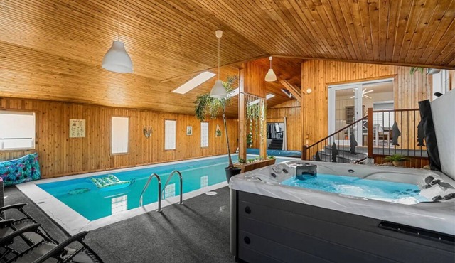 Luxe Paradise - Indoor Pool, Hot tub, Sauna, Gym ! in Calgary