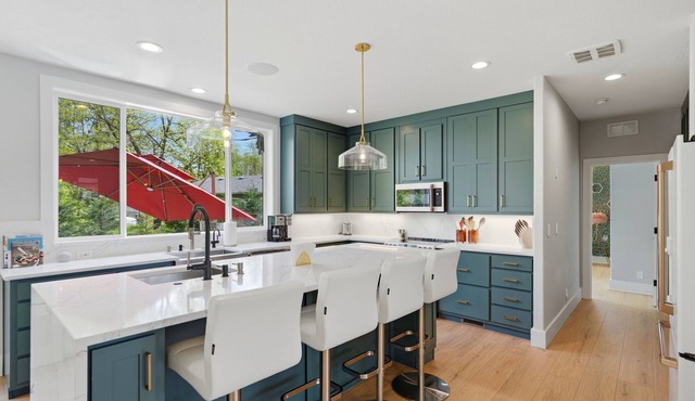 Luxury 3 King Suite Retreat 3 Blocks to Downtown! in Carlton