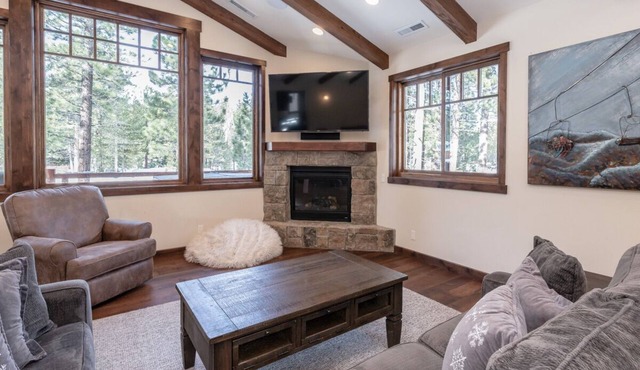 Luxury Cabin with Private Hot Tub! Close to Village! in Mammoth Lakes
