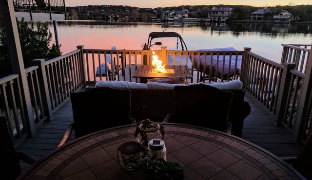 🌞Luxury East Facing Waterfront, Deck, Fishing, Near Yacht Club & Resort⛱ in Horseshoe Bay