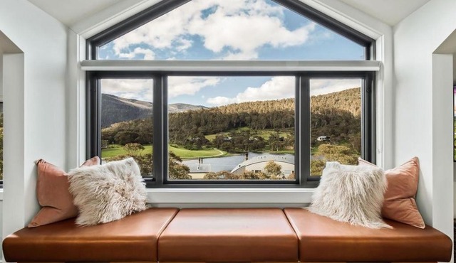 Luxury Mountain Chalet one of Crackenback's best in Crackenback