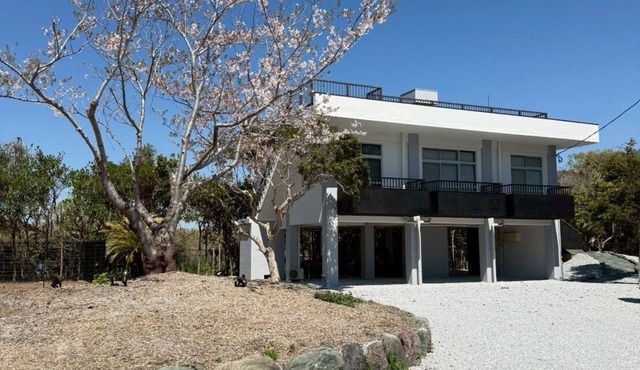 Luxury of doing nothing" surrounded by the sea and sky ｜Villa for rent with rooftop terrace Overlooking the sea from the rooftop, the facility is equipped with a dog run, allowing you to enjoy a luxurious time with your dog. in 館山市