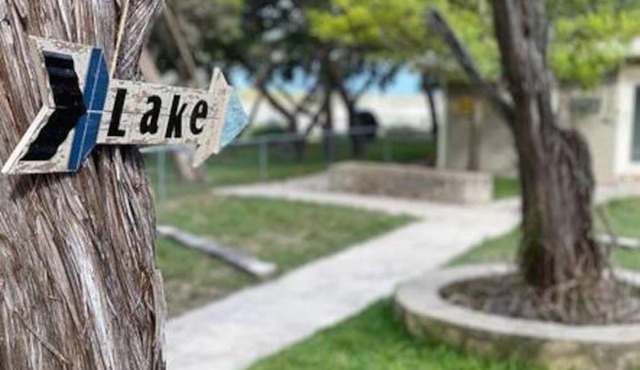 Medina Lakefront Hideaway in Lakehills
