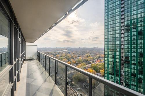 Modern 2Bd 2Ba Skyscraper Free parking in Toronto