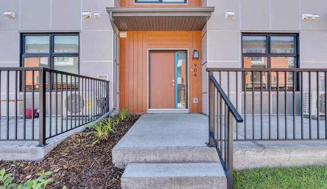 Modern 2BR Townhome in Belmont | AC & Parking in Calgary