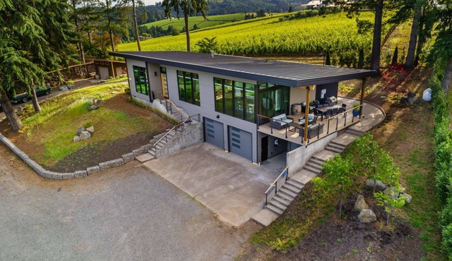 Modern Custom Wine Country Villa, Epic Views, Huge Decks, Hot Tub, Ping Pong, Fire Pit & Fire Table in Dundee