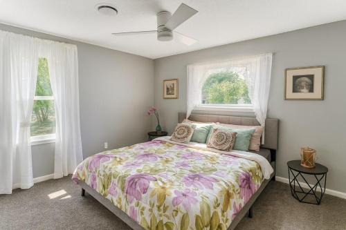 MODERN LUX 3BR HOME - King Bed - 10 mins to FT HOOD - Fenced yard - Pets ok- Family friendly -LONG or SHORT TERM in Copperas Cove