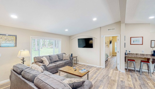 Modern, spacious home near the bay with grill, washer&dryer, & large yard in Coos Bay