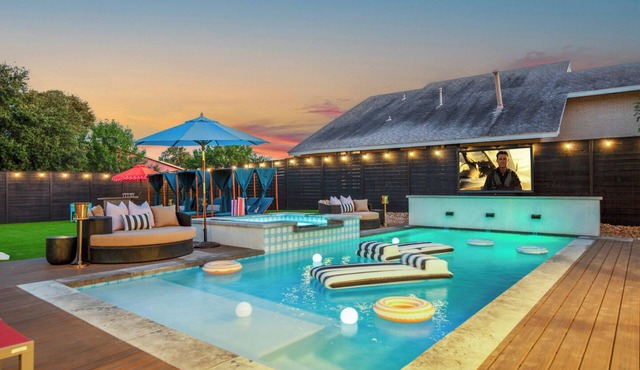 Most EPIC Austin Experience! Sleeps 14 + heated Pool + Spa + Cabanas + Speakeasy in Austin
