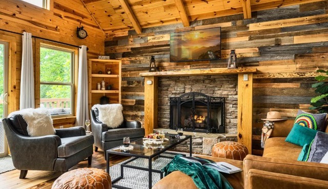 Mountainside - New Luxury Cabin-Fire Table-Hot Tub-3 Pools-PS5-Bears in Gatlinburg