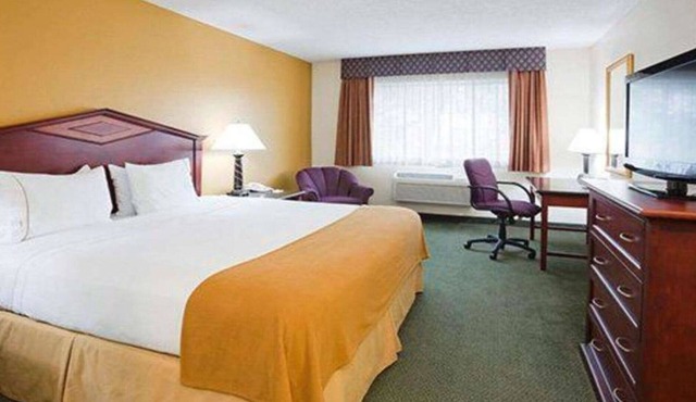 Norwood Inn Eagan - 1 King Suite with Spa Bath Oversized Non Smoking in Eagan