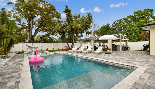 Oasis Group Retreat, Pool, Hot Tub, Outdoor Fun for Up to 16 Guests in Tampa