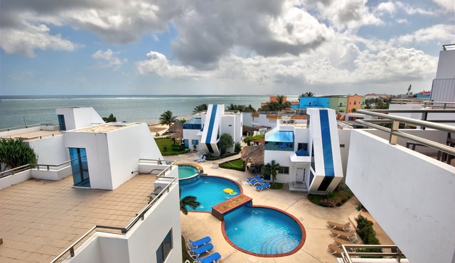 Oceanfront Luxury Townhome Condo Wifi 3 Smart TV'S Pool & Spa in Puerto Morelos