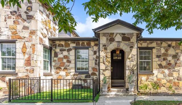 Old Town Stone Cottage: Walk to Square, Family Friendly, Free EV Charging in Georgetown
