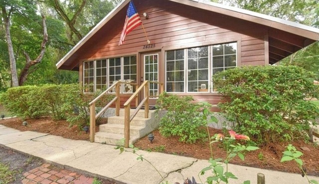 Orange Springs Oasis: Cabin, Pool & Adventure in Fort McCoy