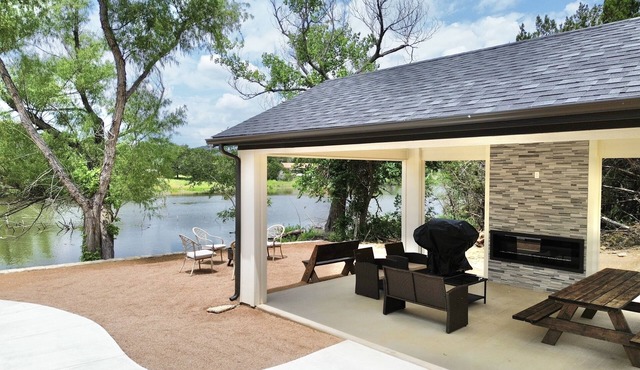 Peaceful Getaway in Granbury with Private Fishing & Gameroom in Granbury