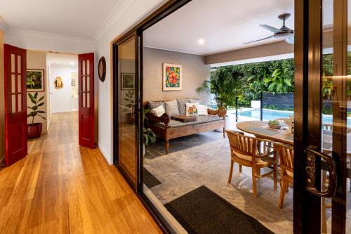 Peaceful Tropical Oasis Central Coolum Beach Dog friendly in Coolum Beach