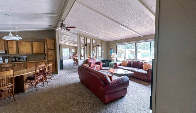 Pet Friendly - Columbus Empire House in Coos Bay