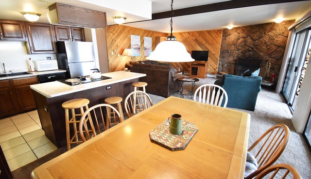 Pet Friendly-Lakefront, Amazing Views. Available for 30 Days or More Only in Dillon