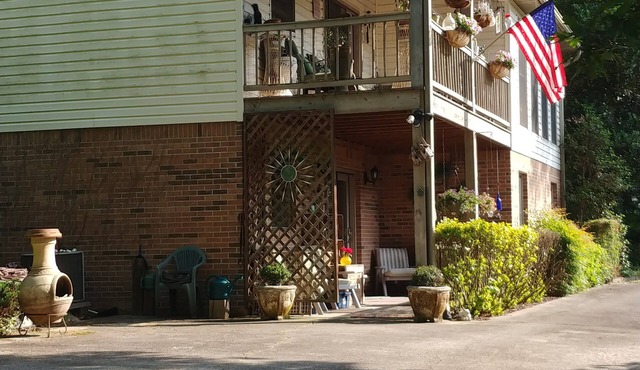 Pleasant Hill Getaway in a secluded small neighborhood in Franklin