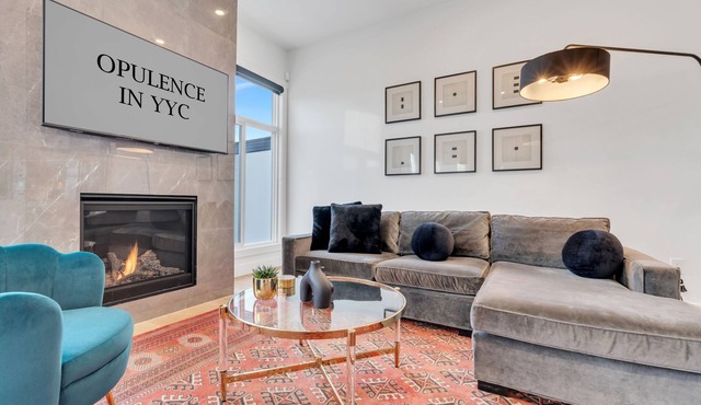 PRESTIGE: Luxe 5BR, King Beds, A/C, Free Parking + EV Charger in Calgary