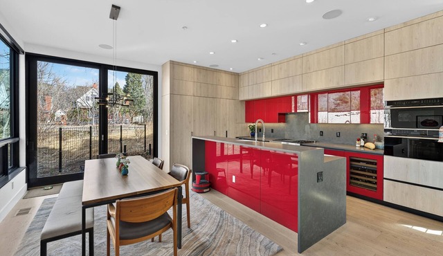 Private Luxury 4-bedroom house on Pearl St in Boulder