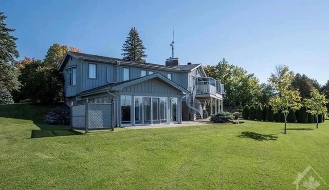 Quiet countryside getaway - indoor pool, pet-friendly. Fun for family & friends! in Vankleek Hill