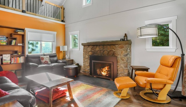 Remodelled Pet Friendly Cabin on Camp Creek with Covered Deck and Fireplace. in Government Camp