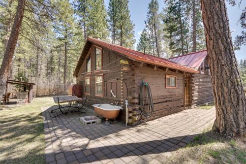 Remote Escape: Klamath Falls Cabin By Lake & Hikes in Klamath Falls