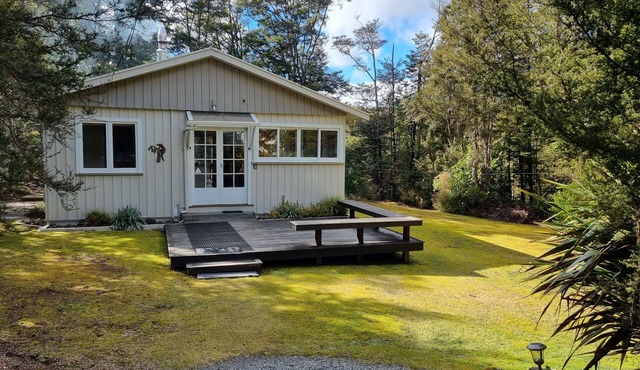 Rimu Lodge, a Cosy Cottage in St Arnaud, Lake Rotoiti, Nelson Lakes NP in St. Arnaud