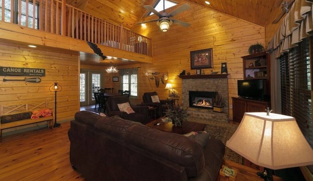 Riverfront 3BR cabin with hot tub, game room, and fishing in Sautee Nacoochee