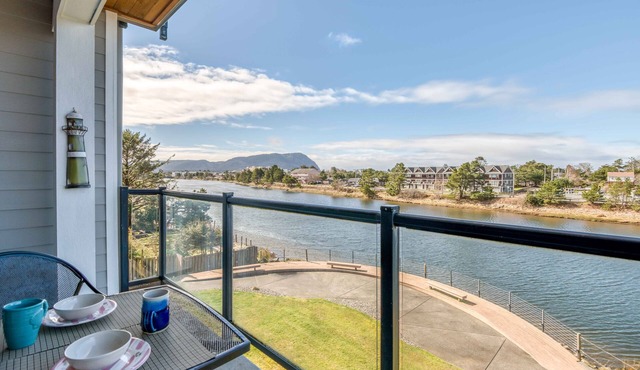 Riverfront Condo, Great Views on the Balcony, Close to Seaside Attractions in Seaside