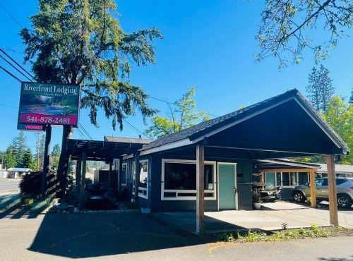 Riverfront Lodging in Shady Cove