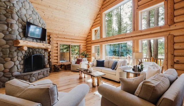 Riverfront log cabin style home with full kitchen deck washer & dryer and WIFI in Bend