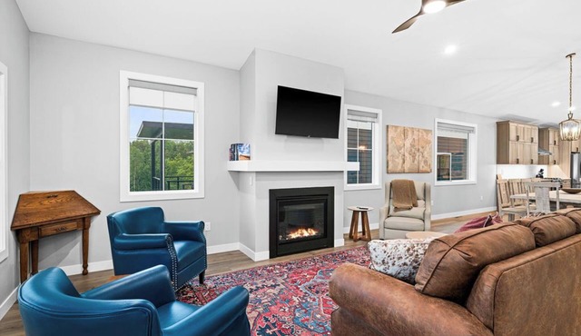 RiverWest Stones Throw Chalet - Hot Tub - Sauna - River View - Sauna - Dogs in Duluth