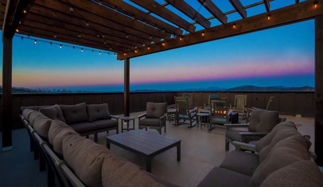 RoofTSumLo: Views! POOL, Sky Lounge/Deck, Theater, Games, HotTub, Wifi, Fire Pit in Gatlinburg