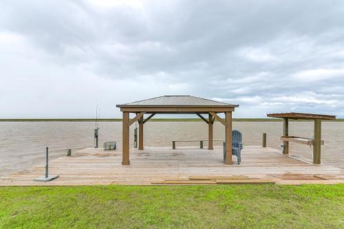 Seabreeze Retreat: Waterfront Home Near Sargent in Sargent