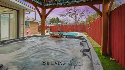 Serene 5BR 2B Home with Pool Hot Tub & Fire Pit in Irving