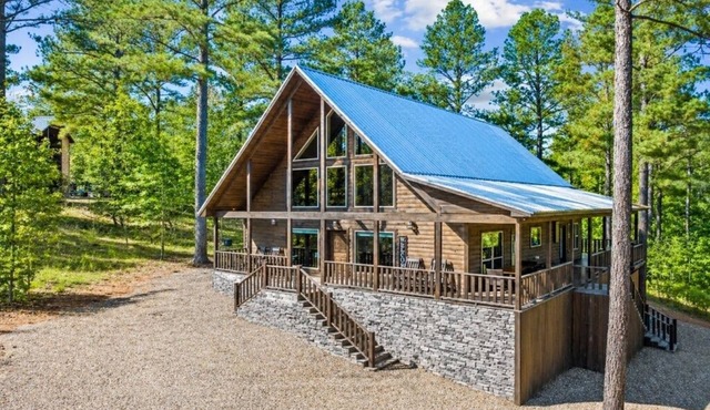 Shadow Dancer - Hot Tub, Outdoor Fireplace, Playground & Fire Pit Near Hochatown in Broken Bow