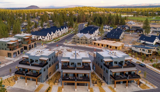 Sleeps 40! 8 Modern Units/20 BDRs w/Deck+Hot Tub, 10mins to Downtown & Old Bend in Bend
