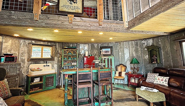 Sleepy Eye Inn – Rustic Silo Retreat in the Heart of Hamilton, TX in Hamilton