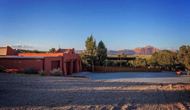 Smithsonian Retreat - Enjoy Zion Skyline Views in Apple Valley