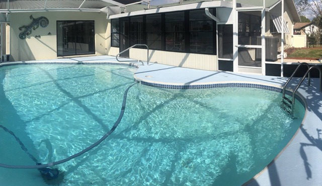 Spacious 3 BR 2 Bath House On Deep Canal With Screened Heated Pool in Crystal River