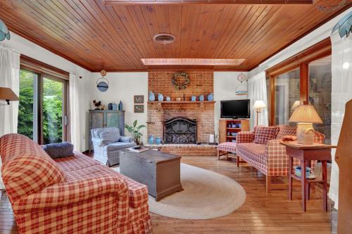 Spacious Antique Charm Home by Leavetown Vacations in Columbia