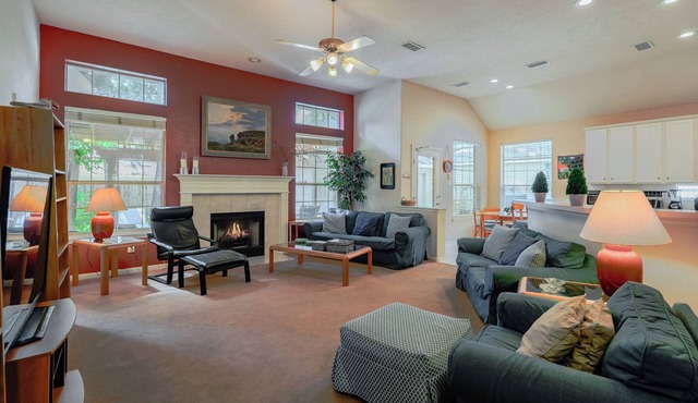 Spacious & Classic 5BR House for 11 w/Backyard + Covered Deck in Spring