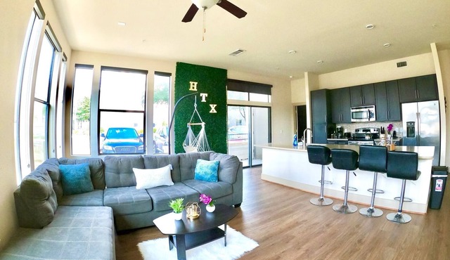 Spacious Luxury for 6: WiFi, 3 TVs, Pool & Gym in Houston