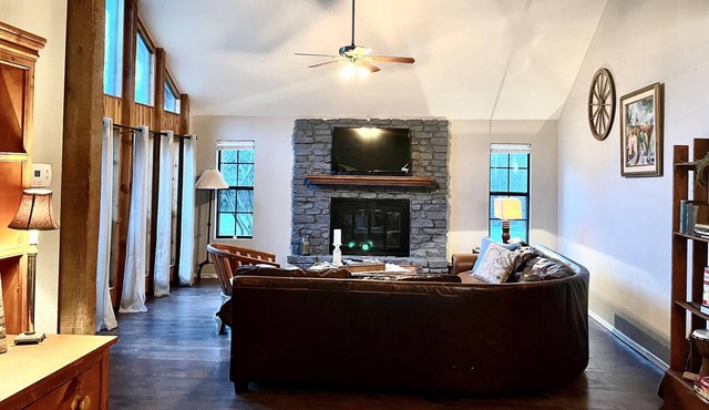 Spacious rustic retreat with fireplace, outdoor ambiance close to hiking trails. in Cedar Creek